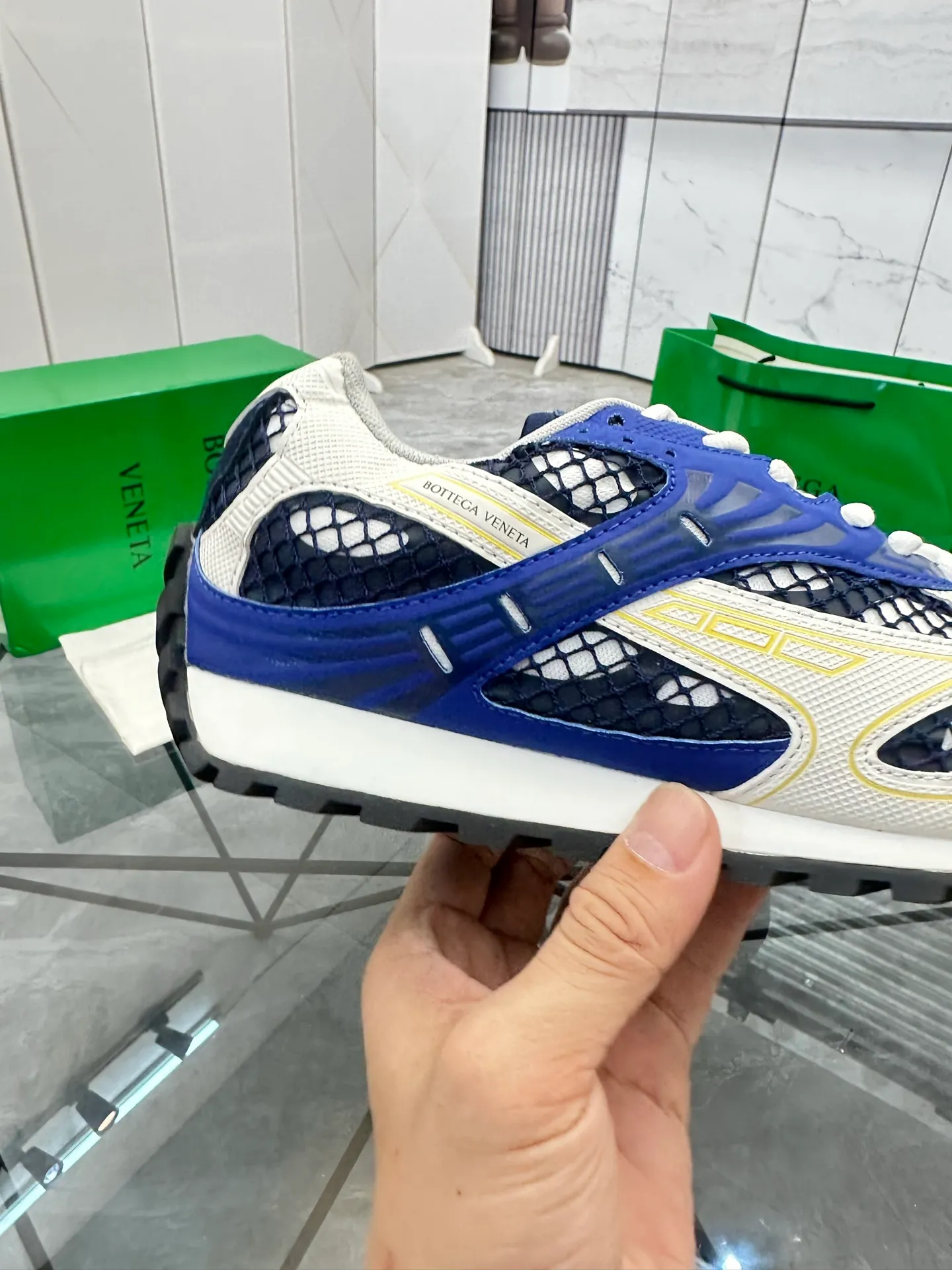 Factory men's shoes 💰: 620💰 (top version) BV Orbit sneakers Wang Yibo's same style couple's dad shoes Runner sneakers, made of lightweight technical mesh fabric. Matched with geometric pattern designed rubber outsole Wang Zha series high version Look for the package craftsmanship The actual height is much higher, but the legs are still slim. Very nice and playable and durable Matching to the standard 💯 Package shoe technology Look for the high version The outsole is made of color-blocked TPU outsole Women's model 35 36 37 38 39 40 41 (40 41 customized) Men's model 38 39 40 41 42 43 44 45. (Customized size 38 45.46) No. H345